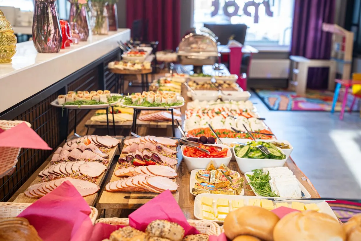 Śniadanie w IND.U — wędliny i sery