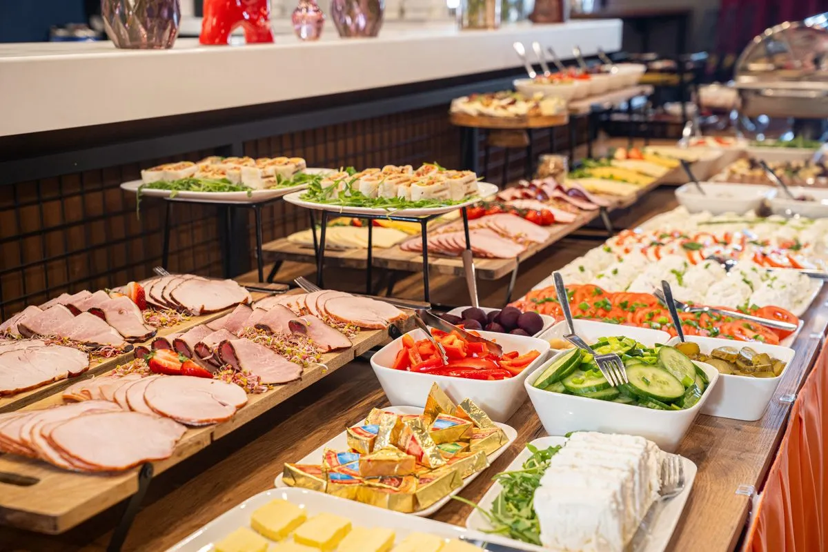 Śniadanie w IND.U — świeże warzywa