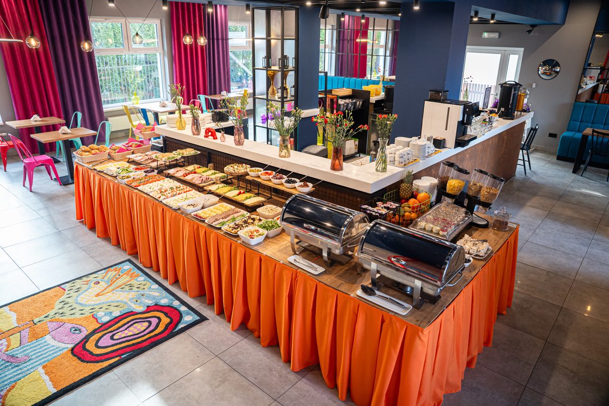 Bufet śniadaniowy w Lobby Bar IND.U Apartamenty