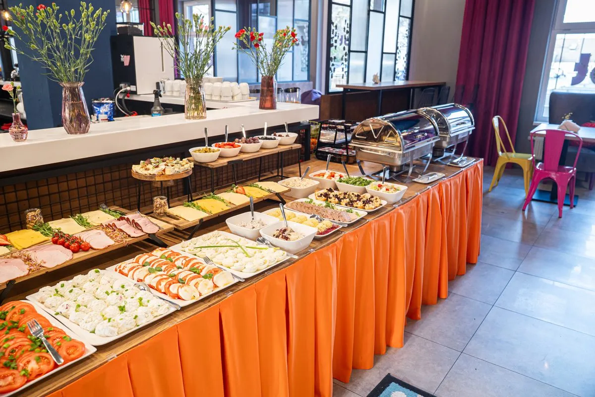 Śniadanie w IND.U — dania ciepłe