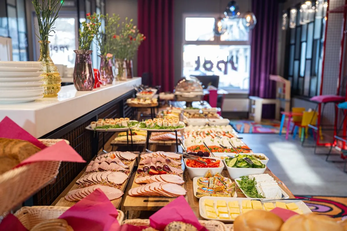 Śniadanie w IND.U — bufet z widokiem